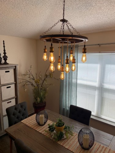 Rustik Poliüretan Tekerlekli Avize: Mekanlara Şıklık ve Karakter Katacak Detaylar! İç Mekan Rustik Klasik Villa Dekorasyon Fikirleri ve Tasarım Modelleri. <p>
<h1>Poliüretan Tekerlekli Rustik Avize: Mekanlara Karakter Katarken Dikkat Çeken Detay!</h1>

<p>Rustik dekorasyon, son yıllarda popülaritesini artırarak birçok mekanın vazgeçilmezi haline geldi. Bu tarz, doğal malzemelerin kullanımı ve sıcak renk tonlarıyla mekanlara samimi bir hava katmaktadır. Poliüretan tekerlekli rustik avizeler, bu dekorasyon tarzının en dikkat çekici unsurlarından biridir. Mekanlarınıza karakter katarken, aynı zamanda işlevselliği de ön plana çıkaran bu avizeler, estetik ve pratiklik arayanlar için mükemmel bir seçimdir.</p>

<h2>Poliüretan Tekerlekli Rustik Avize Nedir?</h2>
<p>Poliüretan, hafif ve dayanıklı bir malzeme olması nedeniyle dekorasyon dünyasında sıklıkla tercih edilmektedir. Tekerlekli tasarımı sayesinde, avizeler mekan içinde kolayca hareket ettirilebilir. Rustik bir görünüm sunan bu avizeler, genellikle ahşap görünümlü detaylarla zenginleştirilmiştir. Hem iç mekanlarda hem de dış mekanlarda kullanılabilen bu avizeler, rustik villa dekorasyonunun vazgeçilmez bir parçası haline gelmiştir.</p>

<h2>Mekanlarda Rustik Bir Hava Yaratmak</h2>
<p>Rustik avizeler, mekanlarda sıcak ve samimi bir atmosfer yaratmanın yanı sıra, dikkat çekici detaylarıyla da göz doldurur. Özellikle klasik villa dekorasyonunda, bu tür avizelerin kullanımı mekanın genel havasını değiştirebilir. Yüksek tavanlarda veya geniş salonlarda tercih edilen bu avizeler, mekana derinlik katarak ferah bir görünüm sağlar.</p>

<h2>Poliüretan Tekerlekli Rustik Avizelerin Avantajları</h2>
<ul>
    <li><strong>Hafiflik:</strong> Poliüretan malzeme, avizenin hafif olmasını sağlar, bu da montaj ve taşımayı kolaylaştırır.</li>
    <li><strong>Dayanıklılık:</strong> Poliüretan, dış etkenlere karşı dayanıklıdır ve uzun ömürlü bir kullanım sunar.</li>
    <li><strong>Estetik Görünüm:</strong> Rustik tasarımı sayesinde mekanlara sıcak bir hava katar.</li>
    <li><strong>Esneklik:</strong> Tekerlekli yapısı, avizenin farklı mekanlarda kullanılabilmesini sağlar.</li>
</ul>

<h2>Rustik Villa Dekorasyonunda Kullanım Önerileri</h2>
<p>Poliüretan tekerlekli rustik avizeleri kullanarak mekanlarınızda yaratıcı dokunuşlar yapabilirsiniz. Aşağıda, bu avizeleri nasıl kullanabileceğinize dair bazı öneriler bulunmaktadır:</p>
<ul>
    <li><strong>Yüksek Tavanlı Salonlar:</strong> Yüksek tavanlarda büyük boyutlu avizeler tercih ederek mekana görsel bir odak noktası oluşturabilirsiniz.</li>
    <li><strong>Rustik Ahşap Mobilyalarla Kombinleme:</strong> Ahşap mobilyalar ile uyumlu bir görünüm elde etmek için avizenizi ahşap detaylarla zenginleştirin.</li>
    <li><strong>Doğal Işıkla Birlikte Kullanım:</strong> Avizenizi doğal ışık alan alanlarda kullanarak mekanın aydınlatmasını artırabilirsiniz.</li>
</ul>

<h2>Sonuç</h2>
<p>Poliüretan tekerlekli rustik avizeler, dekorasyonunuzu tamamlayacak şık ve işlevsel bir seçenek sunar. Mekanlarınıza karakter katarken, rustik stilin sıcaklığını da yansıtabilirsiniz. Unutmayın, doğru avize seçimi, mekanın atmosferini tamamen değiştirebilir.</p>
</p><br><hr></hr>