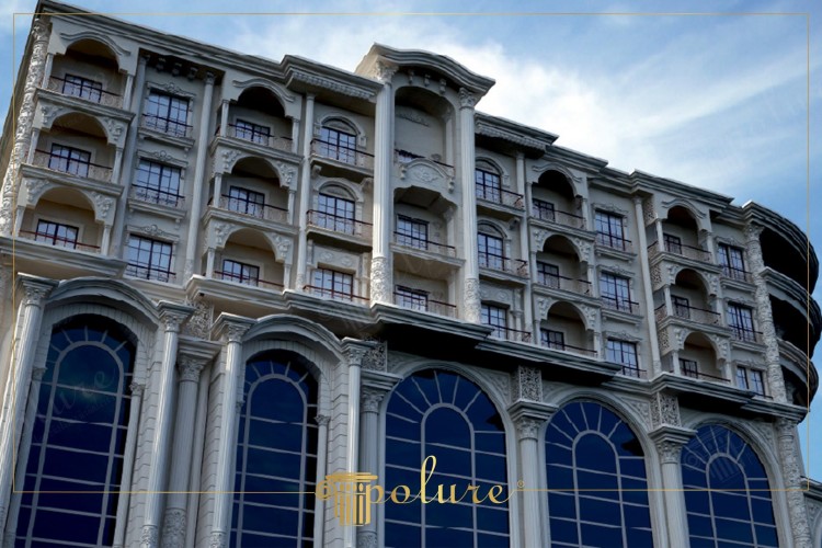 Poliüretan Klasik Tarzda Dış Cephe Dekorasyonunda Estetik ve Şıklık: İç Mekan Klasik İş Yeri Dekorasyon Modelleri ve Tasarım Örnekleri ile Fikirler <p>
<h1>Poliüretan Klasik Tarzda Bina Dış Cephe Dekorasyonu</h1>

<p>Poliüretan, inşaat ve dekorasyon alanında son yıllarda popüler hale gelen bir malzemedir. Klasik tarzda bina dış cephe dekorasyonu için mükemmel bir seçenek sunar. Estetik ve zarafet arayanlar için poliüretan, hem şık hem de dayanıklı bir alternatif olarak öne çıkmaktadır.</p>

<h2>Poliüretan Nedir?</h2>
<p>Poliüretan, hafif, dayanıklı ve çeşitli şekillerde işlenebilen bir plastik türüdür. Yapı sektöründe, dış cephe dekorasyonunda sıklıkla tercih edilmektedir. Poliüretan malzemeler, yüksek ısı yalıtımı ve su geçirmezlik özellikleri ile bilinir, bu da onları dış mekan uygulamaları için ideal kılar.</p>

<h2>Klasik Tarzda Dış Cephe Dekorasyonu</h2>
<p>Klasik tarz, zamansız bir estetik sunar. Bu tarz, genellikle simetrik hatlar, detaylı işlemeler ve zengin doku ile karakterizedir. Poliüretan ile klasik tarzda dış cephe dekorasyonu yapmak, bu estetiği modern bir şekilde sunmanın en iyi yoludur. Poliüretan süslemeler, cepheye derinlik ve karakter katarken, geleneksel mimari unsurları modern malzemelerle birleştirir.</p>

<h2>Estetik ve Zarafet</h2>
<p>Poliüretan kullanarak yapılan klasik dış cephe dekorasyonu, estetik ve zarafet açısından büyük bir katkı sağlar. Süslemeler, pilasterler, frizler ve diğer mimari elemanlar, bina dış cephesine zarif bir görünüm kazandırır. Ayrıca, poliüretan malzemelerin hafifliği sayesinde, bu süslemeleri uygulamak oldukça kolaydır.</p>

<h2>İç Mekan Klasik Dekorasyon Modelleri</h2>
<p>Poliüretan, sadece dış cephelerde değil, iç mekan dekorasyonunda da sıkça kullanılmaktadır. Klasik tarzda iç mekanlar oluşturmak isteyenler için çeşitli poliüretan dekorasyon modelleri mevcuttur. Tavan süslemeleri, duvar panelleri ve klasik profiller ile iç mekanınıza zarif bir dokunuş ekleyebilirsiniz.</p>

<h2>Tasarım ve Örnekler</h2>
<p>Poliüretan ile yapılan klasik tarzda dekorasyon örnekleri oldukça çeşitlidir. Özellikle, klasik motiflerle zenginleştirilmiş dış cepheler, görsel açıdan etkileyici bir sonuç sunar. Ayrıca, iç mekanlarda kullanılan poliüretan dekoratif unsurlar, mekanın atmosferini değiştirebilir. Farklı renk ve dokularda poliüretan ürünler, kişisel zevkinize göre özelleştirilebilir.</p>

<h2>Sonuç</h2>
<p>Poliüretan klasik tarzda bina dış cephe dekorasyonu, estetik ve zarafet arayanlar için ideal bir çözümdür. Hem dış cephe hem de iç mekan dekorasyonunda kullanılabilen poliüretan, şıklığı ve dayanıklılığı bir arada sunar. Klasik tarzda yapılacak dekorasyonlar, zamanla değişmeyen bir güzellik ile mekanlarınızı süsleyecektir.</p>
</p><br><hr></hr>