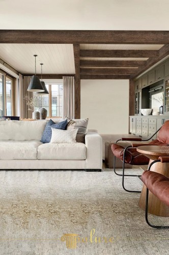 Doğal Ahşap Rustik Kirişler ile Poliüretan Estetiği: İç Mekan Rustik Klasik Villa Dekorasyon Fikirleri ve Tasarım Örnekleri <p>

    <h1>Poliüretan Estetiğin İlham Veren Unsuru: Doğal Ahşap Rustik Kirişler</h1>
    <p>Rustik klasik villa dekorasyonunda doğal ahşap rustik kirişler, estetik ve fonksiyonelliği bir araya getirerek mekanlara sıcak bir hava katmaktadır. Bu kirişler, hem görsel olarak etkileyici bir tasarım unsuru sunar hem de yapısal bütünlük sağlar. Doğal ahşap dokusu, rustik bir atmosfer yaratırken, poliüretan malzeme ile birleştiğinde modern ve şık bir görünüm elde edilir.</p>

    <h2>Rustik Kirişlerin Özellikleri</h2>
    <p>Doğal ahşap rustik kirişler, genellikle işlenmemiş veya az işlenmiş bir görünümle tercih edilir. Bu özellikleri sayesinde, mekanın doğallığını ve samimiyetini artırır. Ahşap kirişlerin yanı sıra, poliüretan kirişler de hafiflikleri ve kolay montaj özellikleri ile dikkat çeker. Poliüretan, ahşap görünümünü taklit edebilme yeteneği ile rustik tasarımlarda sıklıkla kullanılmaktadır.</p>

    <h2>İç Mekanlarda Kullanım Önerileri</h2>
    <p>Rustik kirişler, iç mekan dekorasyonunda çeşitli alanlarda kullanılabilir. Özellikle oturma odası, yemek odası ve yatak odası gibi yaşam alanlarında, tavanda veya duvarlarda estetik bir vurgu oluşturmak için tercih edilir. Kirişlerin, açık renk tonlarında boyanması veya doğal ahşap renginde bırakılması, mekanın genel atmosferini değiştirebilir.</p>

    <h2>Rustik Klasik Villa Dekorasyon Modelleri</h2>
    <p>Rustik klasik villa dekorasyonunda, doğal ahşap rustik kirişler ile birlikte çeşitli dekoratif unsurlar da kullanılabilir. Örneğin, vintage mobilyalar, taş duvarlar ve doğal kumaşlar, bu tarzın vazgeçilmez parçalarıdır. Ayrıca, kirişlerin üzerine yerleştirilecek aydınlatma elemanları, mekanın ambiyansını zenginleştirerek daha sıcak bir atmosfer yaratabilir.</p>

    <h2>Sonuç</h2>
    <p>Poliüretan estetiğin ilham veren unsuru olan doğal ahşap rustik kirişler, iç mekan dekorasyonunda hem estetik hem de fonksiyonel bir seçenek sunmaktadır. Rustik klasik villa tasarımlarında bu kirişlerin kullanımı, mekanların karakterini güçlendirirken, samimi bir atmosfer yaratmaya yardımcı olur. Doğru uygulamalarla, rustik kirişler, iç mekanlarınızda göz alıcı bir şıklık ve sıcaklık sağlayabilir.</p>

</p><br><hr></hr>