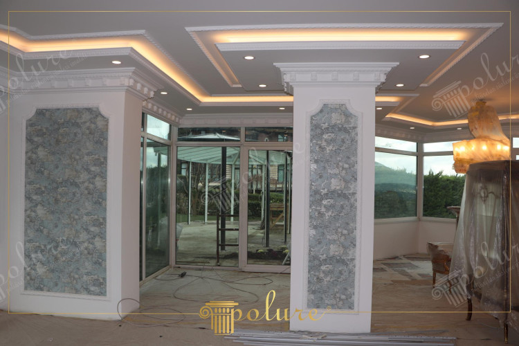 Poliüretan Estetik Detaylarda Saklı İÇ MEKAN KLASİK SALON Dekorasyon Tasarım Modelleri ve Örnekleri ile Dekorasyon Fikirleri <p>

    <h1>Poliüretan Güzellik: İÇ KLASİK KLASİK SALON Dekorasyon Modelleri</h1>
    
    <p>Ev dekorasyonunda detaylar, bir mekanın ruhunu belirleyen en önemli unsurlardan biridir. Bu bağlamda poliüretan malzemeler, iç mekan tasarımında hem estetik hem de fonksiyonel açıdan büyük bir rol oynamaktadır. Özellikle klasik salon dekorasyonunda poliüretan uygulamaları, mekanlara zarafet ve şıklık katmaktadır.</p>

    <h2>Poliüretan Nedir?</h2>
    <p>Poliüretan, çeşitli şekillerde ve yoğunluklarda üretilebilen, dayanıklı ve hafif bir malzemedir. Genellikle iç mekan dekorasyonunda, süslemelerde ve mobilyalarda tercih edilmektedir. Kolay işlenebilir olması sayesinde, farklı tasarım stillerine uyum sağlama imkanı sunar.</p>

    <h2>Klasik Salon Dekorasyonunda Poliüretan Kullanımı</h2>
    <p>Klasik tarzda bir salon tasarlarken, poliüretan süslemeler ve detaylar kullanmak, mekana tarihi bir hava katmanın yanı sıra modern bir görünüm de sağlar. Poliüretan ile yapılmış tavan süslemeleri, duvar panelleri ve kornişler, klasik dekorasyonun vazgeçilmez unsurlarındandır.</p>

    <h3>Tavan Süslemeleri</h3>
    <p>Poliüretan tavan süslemeleri, özellikle klasik tarzda tasarlanmış salonlarda dikkat çekici bir estetik sunar. Şık desenler ve detaylar ile zenginleştirilmiş tavanlar, mekana derinlik katarak görsel bir şölen oluşturur.</p>

    <h3>Duvar Panelleri</h3>
    <p>Duvarlarda kullanılan poliüretan paneller, mekana lüks bir görünüm kazandırır. Farklı desen ve renk seçenekleri ile klasik tarzı yansıtan paneller, salonun karakterini belirleyen unsurlardandır.</p>

    <h3>Korniş ve Süsleme Elemanları</h3>
    <p>Kornişler, klasik salon dekorasyonunun en önemli parçalarından biridir. Poliüretan kornişler, hafif olmaları sayesinde kolayca monte edilebilir. Ayrıca, zarif detayları ile mekanın genel estetiğine katkıda bulunur.</p>

    <h2>Poliüretan ile Dekorasyon Fikirleri</h2>
    <p>Poliüretan malzemeler ile salon dekorasyonunda kullanabileceğiniz bazı fikirler şunlardır:</p>
    <ul>
        <li>Özel tasarım poliüretan aydınlatma elemanları ile mekanınızı aydınlatın.</li>
        <li>Klasik bir görünüm için, duvarlarınızı poliüretan panellerle kaplayın.</li>
        <li>Tavan köşelerine poliüretan süslemeler ekleyerek mekana derinlik kazandırın.</li>
        <li>Mobilyalarınıza uyum sağlayacak poliüretan aksesuarlar ile dekorasyonunuzu tamamlayın.</li>
    </ul>

    <h2>Sonuç</h2>
    <p>Poliüretan, iç mekan tasarımında sunduğu estetik ve fonksiyonel avantajlar ile klasik salon dekorasyonunun vazgeçilmez bir parçası haline gelmiştir. Detaylarda gizli olan güzellik, poliüretan ile daha da belirgin hale gelmektedir. Klasik tarzda bir salon yaratmak isteyenler için poliüretan süslemeler, şıklığın ve zarafetin anahtarıdır.</p>

</p><br><hr></hr>