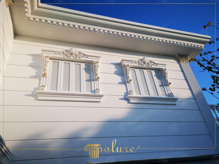 Poliüretan Klasik Cephe Tasarımı ve Dekoratif Sütun Modelleri ile Dış Mekan Villa Dekorasyonu Fikirleri ve Örnekleri <p>
<h1>Poliüretan Klasik Cephe Sanatı</h1>

<p>Poliüretan, günümüzde mimaride estetik ve fonksiyonelliği bir araya getiren önemli bir malzeme haline gelmiştir. Özellikle klasik villa dekorasyonlarında, poliüretan sütunlar ve dekoratif söve detayları, zarif ve şık bir görünüm elde etmek için sıkça tercih edilmektedir.</p>

<h2>Poliüretan Sütunlar</h2>
<p>Poliüretan sütunlar, hafif yapısı ve dayanıklılığı sayesinde klasik mimarinin vazgeçilmez unsurlarından biridir. Bu sütunlar, çeşitli boyut ve tasarımlarda üretilebilir, böylece her türlü yapı ile uyumlu hale getirilebilir. Poliüretan sütunlar, hem iç mekanlarda hem de dış mekanlarda kullanılabilir. Özellikle girişlerde, teraslarda veya bahçelerde estetik bir vurgu oluşturmak için idealdir.</p>

<h2>Dekoratif Söve Detayları</h2>
<p>Dekoratif söve detayları, klasik mimarinin zarafetini vurgulamak için kullanılan önemli unsurlardır. Poliüretan malzemeden üretilen bu detaylar, kapı ve pencere çevrelerinde, duvar köşelerinde ve diğer mimari elemanlarda şıklık katmak için tercih edilmektedir. Farklı desen ve şekillerde tasarlanan poliüretan söve detayları, mekanın genel atmosferini zenginleştirir.</p>

<h2>Dış Klasik Villa Dekorasyonu</h2>
<p>Dış klasik villa dekorasyonu, estetik bir görünüm sağlamak için dikkatlice planlanmalıdır. Poliüretan sütunlar ve dekoratif söve detayları, dış cepheyi zenginleştiren ve klasik bir hava katan unsurlardır. Bu unsurların bir arada kullanılması, villanın dış görünümüne sofistike bir dokunuş katar. Renk seçimleri, malzeme uyumu ve detayların yerleşimi, dış mekan dekorasyonunda büyük önem taşır.</p>

<h2>Dekorasyon Modelleri ve Tasarım Fikirleri</h2>
<p>Poliüretan klasik cephe sanatı, birçok farklı dekorasyon modeli ve tasarım fikri sunar. Modern mimarinin yanı sıra geleneksel unsurları da bir araya getirerek özgün ve şık mekanlar yaratabilirsiniz. Özellikle villa projelerinde, poliüretan malzemelerle yapılan detaylar, zarif bir görünüm elde etmenizi sağlar. Farklı renk ve doku seçenekleri ile kişisel zevklerinizi yansıtan mekanlar tasarlamak mümkündür.</p>

<p>Sonuç olarak, poliüretan klasik cephe sanatı, dış mekan dekorasyonunda önemli bir yer tutmaktadır. Poliüretan sütunlar ve dekoratif söve detayları, klasik villa projelerinde estetik ve fonksiyonelliği bir araya getirerek zarif ve şık bir görünüm sağlar.</p>
</p><br><hr></hr>