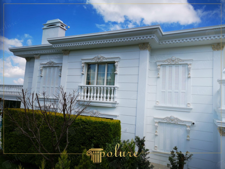 Poliüretan Dış Cephe Süslemeleri ile Zarif Klasik Villa Dekorasyonu: Estetik Panel Uygulamaları ve Tasarım Fikirleri <p>
<h1>Poliüretan Evinize Zarif Bir Dokunuş</h1>
<p>Poliüretan, dış cephe süslemeleri ve paneller için mükemmel bir malzemedir. Hem estetik hem de fonksiyonel özellikleri ile evlerin dış görünümünü zenginleştirir. Klasik dış cephe süslemeleri, evinize zarif bir dokunuş katarken, poliüretan paneller uygulamaları ile de modern bir hava yaratabilirsiniz.</p>
<h2>Klasik Dış Cephe Süslemeleri</h2>
<p>Klasik dış cephe süslemeleri, evlerin mimarisine zarafet katan detaylardır. Poliüretan malzemeden yapılan bu süslemeler, hafiflikleri sayesinde kolayca uygulanabilir. Ayrıca, suya dayanıklı olmaları sayesinde dış etkenlere karşı da koruma sağlar. Klasik sütunlar, frizler ve cornice gibi detaylarla evinizin dış cephesini şık bir şekilde tamamlayabilirsiniz.</p>
<h2>Poliüretan Panel Uygulamaları</h2>
<p>Poliüretan paneller, dış cephelerde modern ve şık bir görünüm oluşturmanın yanı sıra, ısı ve ses yalıtımı sağlar. Farklı desen ve renk seçenekleri ile evinizin mimarisine uygun bir görünüm elde edebilirsiniz. Poliüretan panellerin montajı oldukça kolaydır ve kısa sürede uygulanabilir. Bu özellikleri sayesinde, hem zamandan tasarruf sağlar hem de bütçenizi korur.</p>
<h2>Dış Klasik Villa Dekorasyon Modelleri</h2>
<p>Dış klasik villa dekorasyonunda poliüretan kullanımı, mimari detayları ön plana çıkarır. Villa dış cephelerinde kullanılabilecek çeşitli dekoratif unsurlar arasında, poliüretan yapılardan oluşan çatı çıkıntıları, pencere çerçeveleri ve kapı süslemeleri yer alır. Bu detaylar, villanın karakterini güçlendirirken, modern bir görünüm de kazandırır.</p>
<h2>Tasarım ve Örnekleri</h2>
<p>Poliüretan ile yapılan dış cephe süslemeleri ve panellerin birçok tasarım örneği mevcuttur. Farklı stillerdeki evler için uygun çözümler sunan bu uygulamalar, mimarların ve dekoratörlerin yaratıcılığını sergilemesine olanak tanır. Klasik, modern veya rustik tarzda tasarımlar, poliüretan malzeme ile hayata geçirilebilir. Böylece, her zevke uygun dekorasyon fikirleri oluşturmak mümkün hale gelir.</p>
<h2>Sonuç</h2>
<p>Poliüretan dış cephe süslemeleri ve panel uygulamaları, evinize zarif bir dokunuş katmanın yanı sıra, dayanıklılık ve estetik sunar. Klasik villa dekorasyonunda bu malzeme ile şıklığı ve modernizmi bir araya getirerek, evinizin dış görünümünü etkileyici bir şekilde değiştirebilirsiniz.</p>
</p><br><hr></hr>