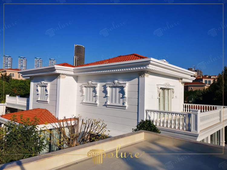 Poliüretan Sütun ve Detaylarla Zenginleştirilmiş Dış Cepheler için Klasik Mimari Villa Dekorasyon Fikirleri ve Tasarım Modelleri <p>
<h1>Poliüretan Klasik Mimari İhtişamı</h1>

<p>Poliüretan, modern mimaride sıklıkla tercih edilen bir malzeme olarak, klasik mimarinin ihtişamını yansıtan dış cepheler için mükemmel bir seçenektir. Bu malzeme, hafifliği ve dayanıklılığı sayesinde, çeşitli dekoratif unsurların ve detayların kolayca uygulanmasına olanak tanır.</p>

<h2>Poliüretan Sütunlar ve Detaylar</h2>

<p>Poliüretan sütunlar, klasik mimarinin en belirgin unsurlarından biridir. Hem iç hem de dış mekanlarda kullanılabilen bu sütunlar, estetik bir görünüm sunar. Poliüretan malzemenin sunduğu farklı boyut ve tasarım seçenekleri sayesinde, her türlü mimari stile uyum sağlayabilir. Ayrıca, bu sütunlar, geleneksel taş veya ahşap sütunlara göre daha hafif ve daha kolay monte edilebilir.</p>

<h2>Dış Cephelerde Zenginlik</h2>

<p>Poliüretan detaylar, dış cephelerde zenginlik ve derinlik katmak için idealdir. Klasik villa tasarımlarında, frizler, kornişler ve diğer dekoratif unsurlar ile birlikte kullanıldığında, görsel bir şölen oluşturur. Bu tür detaylar, evin dış cephesine zarif bir hava katarak, mimari estetiği artırır.</p>

<h2>Klasik Villa Dekorasyon Modelleri</h2>

<p>Klasik villa dekorasyon modelleri, zarif ve şık bir atmosfer yaratmak için poliüretan malzemenin kullanımını ön plana çıkarır. Geniş ve ferah mekanlar, yüksek tavanlar ve büyük pencereler ile birleştiğinde, poliüretan detaylar, bu alanların ihtişamını daha da artırır. Klasik çizgiler ve simetrik tasarımlar, bu tür villalarda sıklıkla tercih edilen unsurlardır.</p>

<h2>Tasarım ve Örnekler</h2>

<p>Poliüretan ile yapılan tasarımlar, hem klasik hem de modern mimari unsurları bir araya getirerek çeşitli stiller sunar. Örneğin, rustik bir görünüm için daha sade ve doğal renk tonları tercih edilirken, daha gösterişli bir etki için altın veya gümüş detaylar eklenebilir. Bu çeşitlilik, her zevke ve ihtiyaca uygun dekorasyon fikirleri sunar.</p>

<h2>Sonuç</h2>

<p>Poliüretan malzeme, klasik mimarinin ihtişamını yansıtan dış cepheler için mükemmel bir çözüm sunar. Sütunlar, detaylar ve dekorasyon modelleri ile zenginleştirilen bu yapılar, estetik açıdan göz alıcı bir görünüm sağlar. Klasik villa tasarımları, poliüretan ile bir araya geldiğinde, hem işlevsel hem de şık bir yaşam alanı oluşturur.</p>
</p><br><hr></hr>