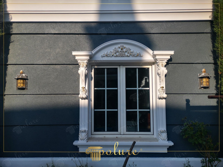 Estetik Poliüretan Süslemelerle Klasik Cephe Tasarımı ve Villa Dekorasyon Fikirleri <p>

    <h1>Poliüretan Süslemelerle Estetik Pencereler</h1>
    <p>Poliüretan, hafifliği ve dayanıklılığı ile inşaat sektöründe sıklıkla tercih edilen bir malzemedir. Özellikle klasik cephe tasarımlarında kullanılan poliüretan süslemeler, estetik açıdan büyük bir katkı sağlar. Bu makalede, poliüretan süslemelerin klasik villa dekorasyonundaki rolü ve farklı tasarım örnekleri üzerinde duracağız.</p>
    
    <h2>Klasik Cephe Tasarımı</h2>
    <p>Klasik cephe tasarımı, zarif ve şık bir görünüm sunar. Bu tarzda, simetri, denge ve detaylara verilen önem ön plandadır. Poliüretan süslemeler, bu tasarımın estetik yönünü güçlendirir. Pencerelerin etrafında kullanılan poliüretan çerçeveler, klasik mimarinin zarif detaylarını vurgular.</p>
    
    <h2>Dış Klasik Villa Dekorasyonu</h2>
    <p>Dış mekan dekorasyonunda poliüretan süslemeler, villaların dış cephesine zarafet katar. Özellikle pencerelerin üzerinde ve altında kullanılan kornişler, klasik bir görünüm sağlar. Bu tür süslemeler, villanın mimari yapısını ön plana çıkararak, görsel bir bütünlük oluşturur.</p>
    
    <h2>Tasarım ve Örnekleri</h2>
    <p>Poliüretan süslemelerin kullanıldığı çeşitli tasarım örnekleri bulunmaktadır. Örneğin, pencerelerin üst kısmında yer alan poliüretan kemerler, klasik bir hava yaratırken, alt kısımda yer alan detaylı çerçeveler de estetik bir görünüm sunar. Ayrıca, pencere kenarlarına eklenen süslemeler, mekana derinlik kazandırır.</p>
    
    <h2>Dekorasyon Fikirleri</h2>
    <p>Poliüretan süslemelerle klasik villa dekorasyonu yaparken, renk ve doku uyumuna dikkat etmek önemlidir. Açık renkli cephelerde beyaz poliüretan süslemeler, ferah bir görünüm sağlar. Koyu renkli cephelerde ise, altın veya gümüş detaylar eklenerek şıklık artırılabilir. Ayrıca, pencere önlerine eklenen bitkilerle birlikte, doğal bir atmosfer yaratılabilir.</p>
    
    <h2>Sonuç</h2>
    <p>Poliüretan süslemeler, klasik villa dekorasyonunda estetik bir unsur olarak öne çıkmaktadır. Pencerelerin etrafında kullanılan bu süslemeler, hem görsel bir zenginlik sunar hem de mimari yapıyı tamamlar. Doğru tasarım ve uygulama ile poliüretan süslemeler, klasik cephe tasarımına değer katacak önemli bir detaydır.</p>

</p><br><hr></hr>