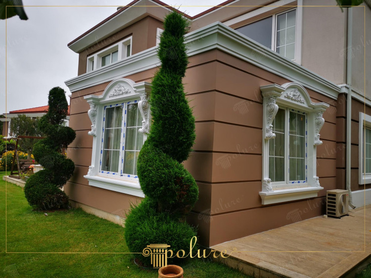 Estetik Poliüretan Cephe Süslemeleri ile Klasik Villa Dekorasyonu: Farklı Tasarım Modelleri ve İlham Verici Fikirler <p>

    <h1>Poliüretan Yeşilin Arasından Sıyrılan Estetik Poliüretan Cephe Süslemeleri</h1>
    <p>Poliüretan cephe süslemeleri, dış mekan dekorasyonunda estetik ve fonksiyonelliği bir araya getiren modern bir seçenektir. Bu malzeme, hafifliği ve dayanıklılığı sayesinde klasik villa mimarisinde sıklıkla tercih edilmektedir. Poliüretan, çeşitli şekil ve boyutlarda üretilebilmesi sayesinde, farklı tasarım ihtiyaçlarına uygun çözümler sunar.</p>
    
    <h2>Dış Klasik Villa Dekorasyonu</h2>
    <p>Klasik villa dekorasyonunda, poliüretan süslemeler mimari detayları vurgulamak için mükemmel bir araçtır. Sütun başlıkları, frizler, konsollar ve kemerler gibi çeşitli detaylar, poliüretan malzemeden yapılabilir. Bu süslemeler, villanın estetik görünümünü artırarak, geleneksel mimari unsurları modern bir dokunuşla birleştirir.</p>
    
    <h2>Tasarım ve Örnekleri</h2>
    <p>Poliüretan cephe süslemeleri, birçok farklı tasarım seçeneği sunar. Özellikle klasik tarzda tasarlanmış villalarda, zarif detaylar ve süslemeler ile zenginleştirilmiş cepheler göz alıcı bir görünüm sunar. Örneğin, tavan aralarına yerleştirilen poliüretan aplikler, dış mekanda sıcak bir atmosfer yaratırken, pencere ve kapı çerçevelerine eklenen süslemeler de görsel derinlik kazandırır.</p>
    
    <h2>Dekorasyon Fikirleri</h2>
    <p>Poliüretan cephe süslemeleri ile yapabileceğiniz birçok dekorasyon fikri bulunmaktadır. Aşağıda bazı öneriler yer almaktadır:</p>
    <ul>
        <li><strong>Pencere Çerçeveleri:</strong> Poliüretan ile tasarlanan şık pencere çerçeveleri, klasik bir görünüm yaratır.</li>
        <li><strong>Kapı Süslemeleri:</strong> Giriş kapısına eklenen detaylar, misafirlerinizi etkileyebilir.</li>
        <li><strong>Friz Uygulamaları:</strong> Duvarda kullanılan frizler, cepheye zarif bir dokunuş katar.</li>
        <li><strong>Aplik ve Aydınlatmalar:</strong> Dış mekanda kullanılan poliüretan aplikler, gece aydınlatmasında estetik bir görünüm sağlar.</li>
    </ul>
    
    <p>Sonuç olarak, poliüretan cephe süslemeleri, klasik villa dekorasyonunda hem estetik hem de işlevsel bir seçenek sunmaktadır. Bu malzeme ile yapılan tasarımlar, dış mekanların görünümünü zenginleştirirken, dayanıklılığı sayesinde uzun ömürlü bir çözüm sağlar.</p>

</p><br><hr></hr>