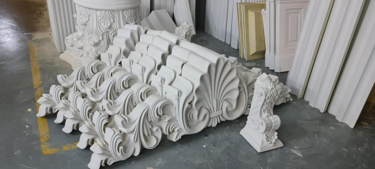 Poliüretan Sünger İmalatı ve Üretimi, Dış Mekan Klasik Dekorasyon Modelleri, Tasarım Örnekleri ve Dekorasyon Fikirleri. <p>

    <h1>Poliüretan Söve İmalatı ve Dekorasyon Modelleri</h1>
    <p>Poliüretan söve, iç ve dış mekanlarda dekoratif amaçlarla kullanılan hafif ve dayanıklı bir malzemedir. Estetik görünümü ve çeşitli tasarım seçenekleri ile mimarların ve iç mimarların vazgeçilmez tercihlerindendir. Poliüretan söve imalatı, modern üretim teknikleri kullanılarak gerçekleştirilmekte olup, yüksek kaliteli ve uzun ömürlü ürünler sunmaktadır.</p>

    <h2>Dış Mekan Klasik Dekorasyon</h2>
    <p>Dış mekanlarda kullanılan poliüretan söve, klasik mimari tarzların zarif bir şekilde yansıtılmasını sağlar. Çeşitli dış cephe uygulamaları için tasarlanmış olan bu söve modelleri, binalara şıklık katmakta ve estetik bir görünüm sunmaktadır. Dış klasik dekorasyon, özellikle tarihi ve klasik mimari yapıların korunmasında önemli bir rol oynamaktadır.</p>

    <h2>Klasik Genel Dekorasyon Modelleri</h2>
    <p>Klasik genel dekorasyon, evlerin iç mekanlarında da poliüretan söve ile uygulanabilir. Tavan süslemeleri, duvar köşe başlıkları ve kapı çerçeveleri gibi detaylar, klasik bir hava katmak için kullanılabilir. Bu tür dekorasyon, sıcak ve davetkar bir atmosfer yaratmanın yanı sıra, mekanın zarafetini artırmaktadır.</p>

    <h2>Tasarım ve Örnekleri</h2>
    <p>Poliüretan söve tasarımları, farklı stillerde ve boyutlarda sunulmaktadır. Kullanıcılar, kişisel zevklerine ve mekanın mimarisine uygun modeller seçerek, dekorasyonlarını özelleştirebilirler. Modern, klasik, avangard gibi birçok tarzda tasarlanmış söve örnekleri bulunmaktadır. Bu çeşitlilik, her türlü mekan için uygun bir çözüm sunmaktadır.</p>

    <h2>Decorasyon Fikirleri</h2>
    <p>Poliüretan söve kullanarak mekanlarınızı nasıl daha şık hale getirebileceğinize dair bazı dekorasyon fikirleri:</p>
    <ul>
        <li>Tavanlarda büyük ve gösterişli bir söve kullanarak odanın yüksekliğini artırabilirsiniz.</li>
        <li>Duvar köşelerinde klasik köşe başlıkları ile mekanın derinliğini vurgulayabilirsiniz.</li>
        <li>Kapı ve pencere çerçevelerinde zarif söve detayları ile modern bir görünüm elde edebilirsiniz.</li>
        <li>Odanın belirli bölgelerinde farklı söve uygulamaları ile görsel ilgi yaratabilirsiniz.</li>
    </ul>

    <p>Sonuç olarak, poliüretan söve imalatı ve dekorasyon modelleri, mekanlarınızı estetik ve şık bir şekilde dönüştürmek için mükemmel bir seçenektir. Hem dış mekan hem de iç mekan uygulamaları için geniş bir yelpazede sunulan bu ürünler, her türlü tasarım ihtiyacını karşılamaktadır.</p>

</p><br><hr></hr>