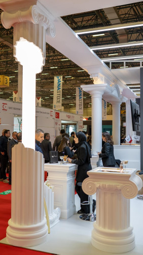 Dekoratif Aydnlatmalı ısıklı Sütun Modelleri Aydınlatmalı sütunlar iç ve dıs mekanlarda estetik bir görünüm ve fonksiyonel aydınlatma sunan modern dekorasyon ürünleridir Klasik mimari ile LED teknolojisini birlestiren bu sütunlar otel düğün salonu mağaza ve villa gibi prestijli alanlarda tercih edilir Poliüretan malzeme ile üretilen aydınlatmalı sütunlarımız hafif dayanıklı ve uygulaması kolaydır