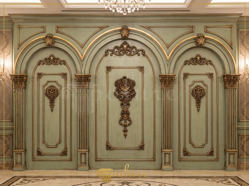 Poliüretan Duvar Paneli ve Pilaster Sütun Modelleri Yeşil zemin üzerine altın rengi vurgularla uygulanmış poliüretan pilaster sütun, duvar çıtası ve motifli köşe süslemeleri.