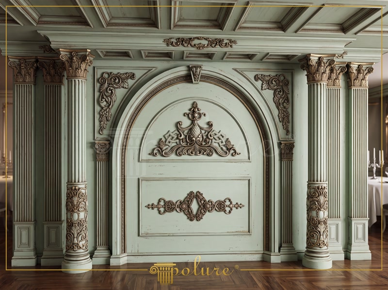 Poliüretan Duvar Paneli ve Pilaster Sütun Modelleri Yeşil zemin üzerine altın rengi vurgularla uygulanmış poliüretan pilaster sütun, duvar çıtası ve motifli köşe süslemeleri.
