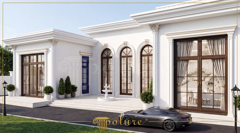 Villa Dış Cephe Sütun ve Söve Kaplama Modelleri İki katlı beyaz renkli bir villanın dış cephesinde uygulanan yivli poliüretan sütunlar, pencere söveleri, yatay duvar panelleri ve kavisli balkon korkulukları.
