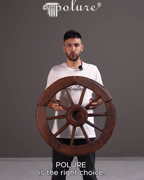 Sunucu ahşap görünümlü dekoratif tekerlek ürününü elinde tutuyor