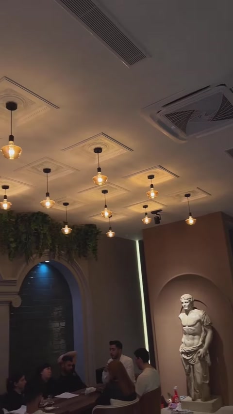 Geometrik tavan çıtaları ve kemerli duvar panelleriyle tasarlanan salon