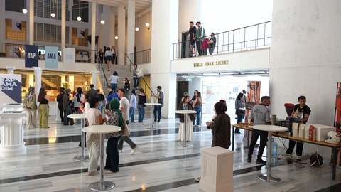 Katılımcılar dekoratif ürünlerin bulunduğu etkinlik alanını inceliyor