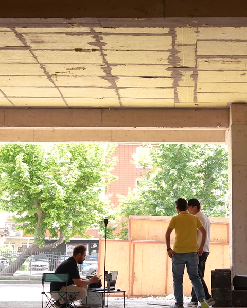 Ahşap tavan strüktürü altında röportaj sahnesi devam ediyor