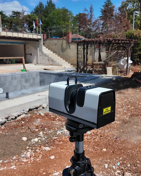 Tripod üzerine kurulu tarama cihazı şantiye alanında konumlanmış
