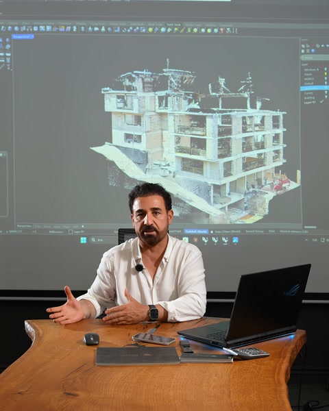 Masada oturan sunucu 3D bina modeli üzerinden anlatıyor