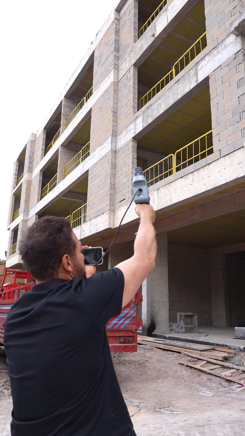 Çok katlı yapının cephesi el tipi cihazla taranıyor