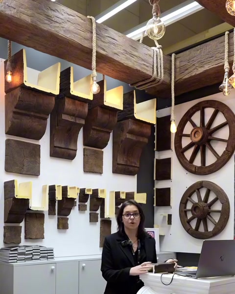 Showroom genelinde kiriş numuneleri ve ahşap görünümlü dekorlar