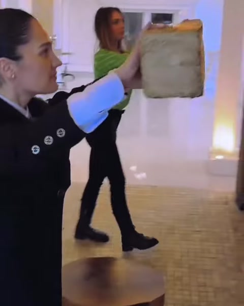 İçi boş kiriş parçası uygulama alanına taşınıyor