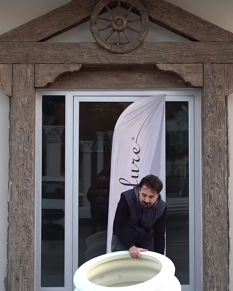 Yuvarlak alt kaide sütun gövdesinin önünde zemine indiriliyor