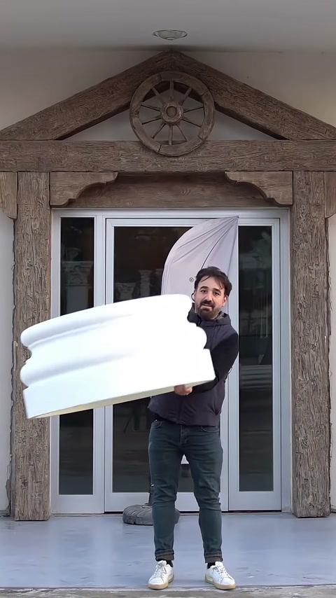 Usta geniş profilli poliüretan sütun kaidesini önden sergiliyor