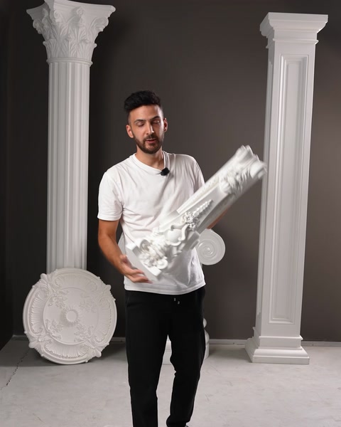 Farklı formdaki süslü payanda modeli elde yakından sergileniyor