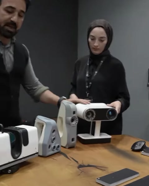 Uzmanlar masaüstü 3D tarama cihazının kullanımını birlikte inceliyor