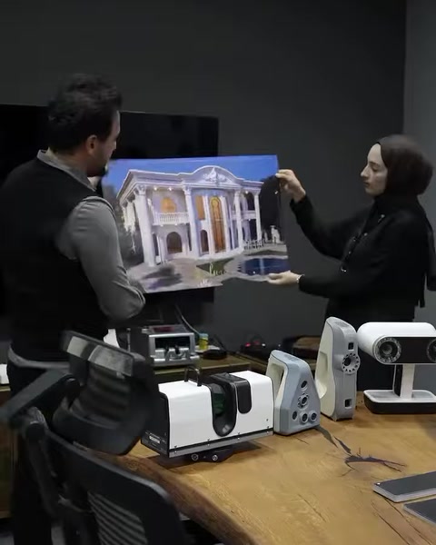 Klasik sütunlu cephe tasarımı ekrandaki model üzerinden değerlendiriliyor