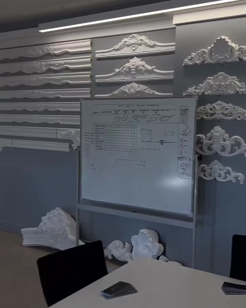 Duvar panosunda farklı profiller ve kabartmalı dekoratif motifler bulunuyor