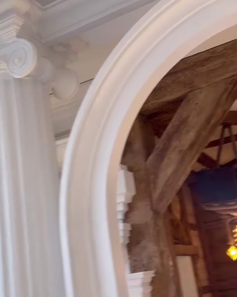 Katmanlı kemer profili ve ahşap tavan kirişlerinin yakın görünümü