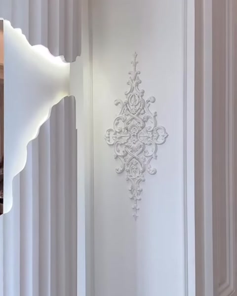 Duvar çıtaları arasında kullanılan kabartmalı dekoratif motif detayı