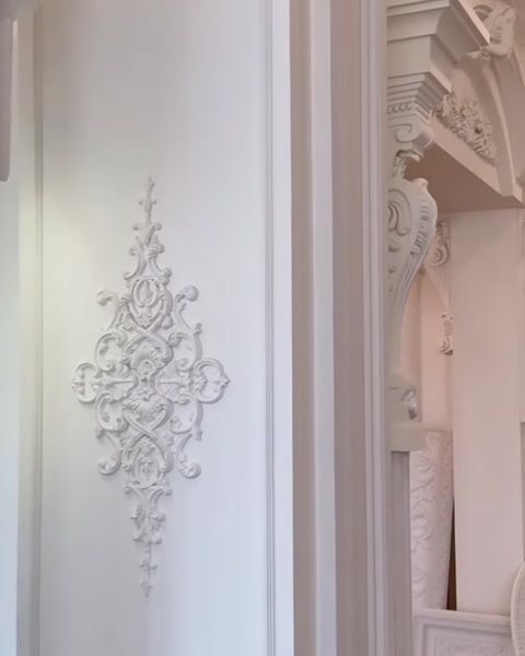 Klasik kemer köşesindeki işlemeli konsol ve sütun detayı