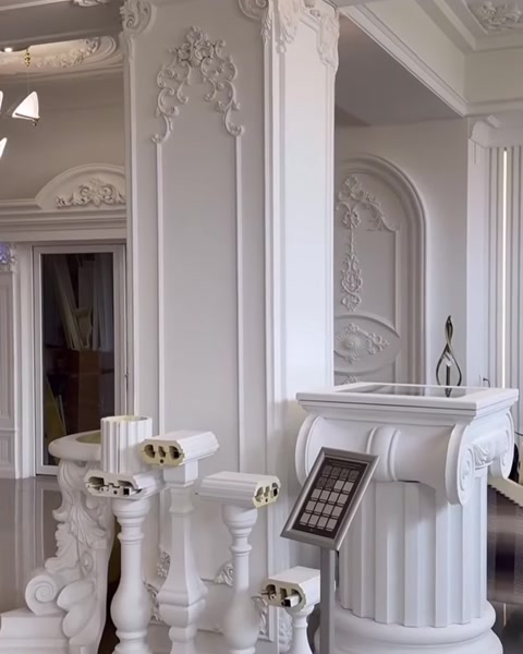 Dekoratif sütun, korkuluk ve duvar motiflerinin showroom sunumu