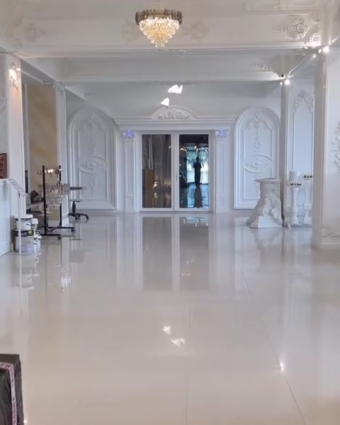 Kartonpiyer, duvar panosu ve kapı süslemeleri bulunan geniş salon