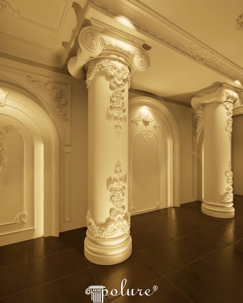 Sütun ve kemer detaylarıyla süslenmiş salon köşesi