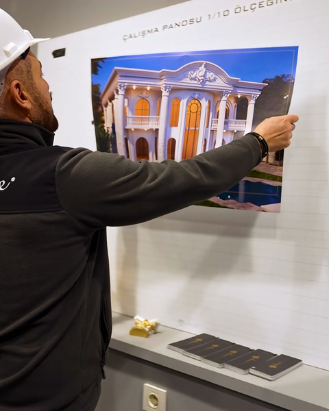 Villa cephe görselini 1/10 ölçekli panoya yapıştıran uygulamacı