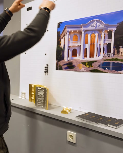 Panoya doğru elini kaldırıp detay anlatan uygulamacı