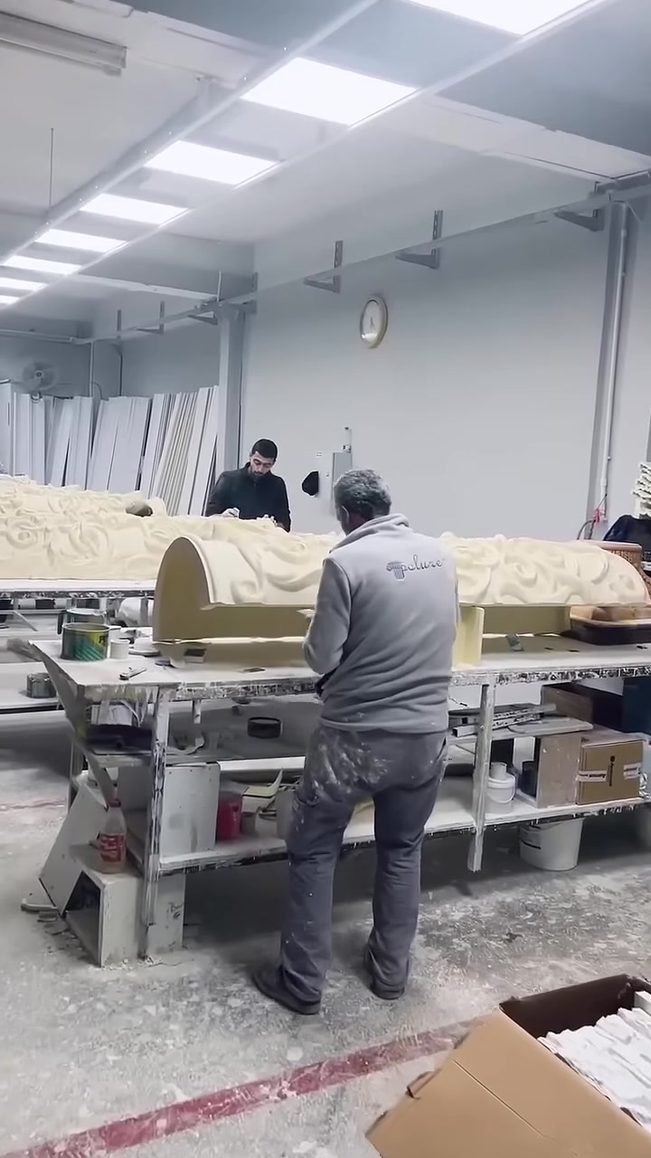 Ustanın çalışma tezgâhındaki silindirik sütun ayağını işlediği aşama