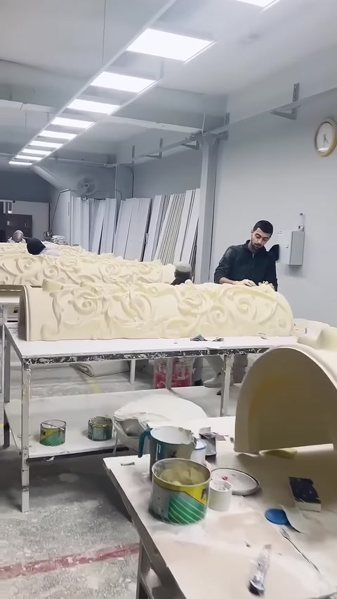 Kıvrımlı kabartmalarla bezeli sütun ayağının yakından görünümü
