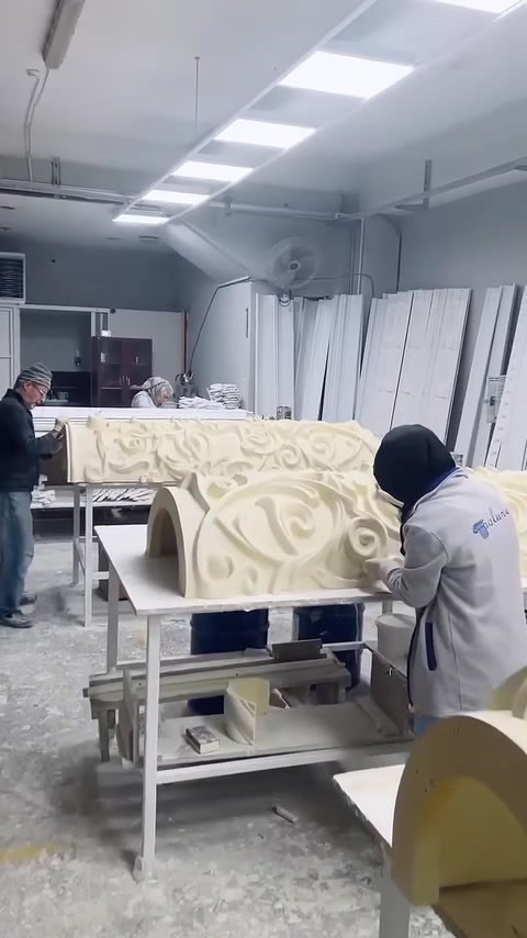 Ustanın desenli sütun ayağı yüzeyinde yaptığı son işlemler