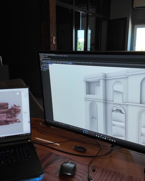 Pencere üstündeki dekoratif taç ve çerçeve detayları modelleniyor.