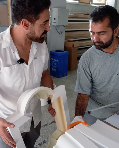 İki usta sütun başlığı detayını yakından inceliyor