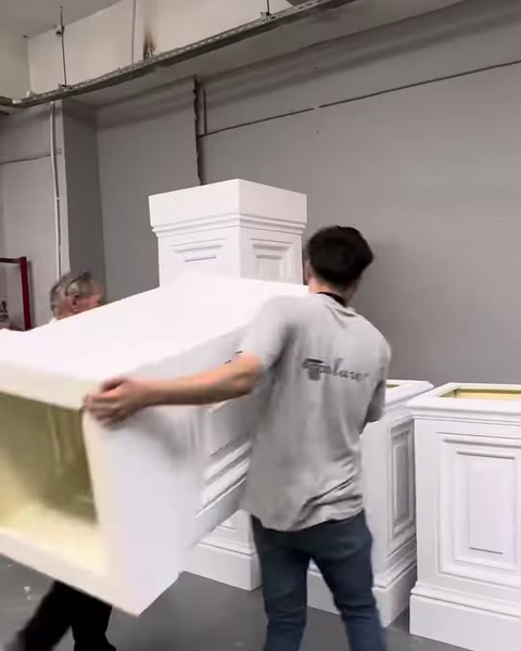 Tamamlanan pilaster başlığı taşınarak sevkiyat alanına götürülüyor