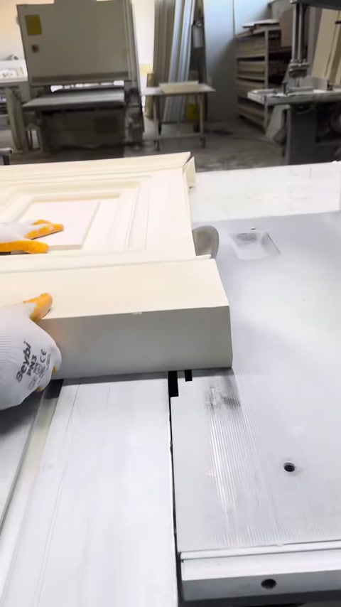 Pilaster sütun başlığının gövde paneli çalışma tezgâhında hizalanıyor