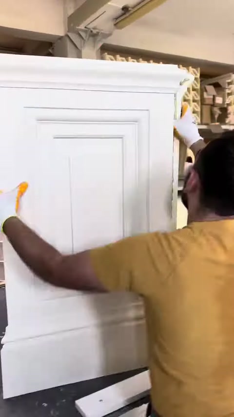 Kademeli yüzey paneli pilaster sütun gövdesine sabitleniyor