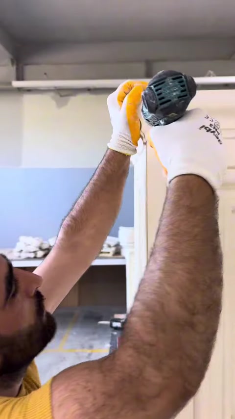 Pilaster başlığının üst bölümünde sabitleme işlemi gerçekleştiriliyor