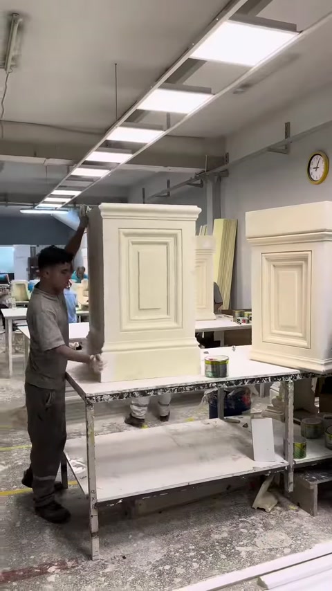 Farklı aşamalardaki pilaster sütun başlıkları atölyede sergileniyor