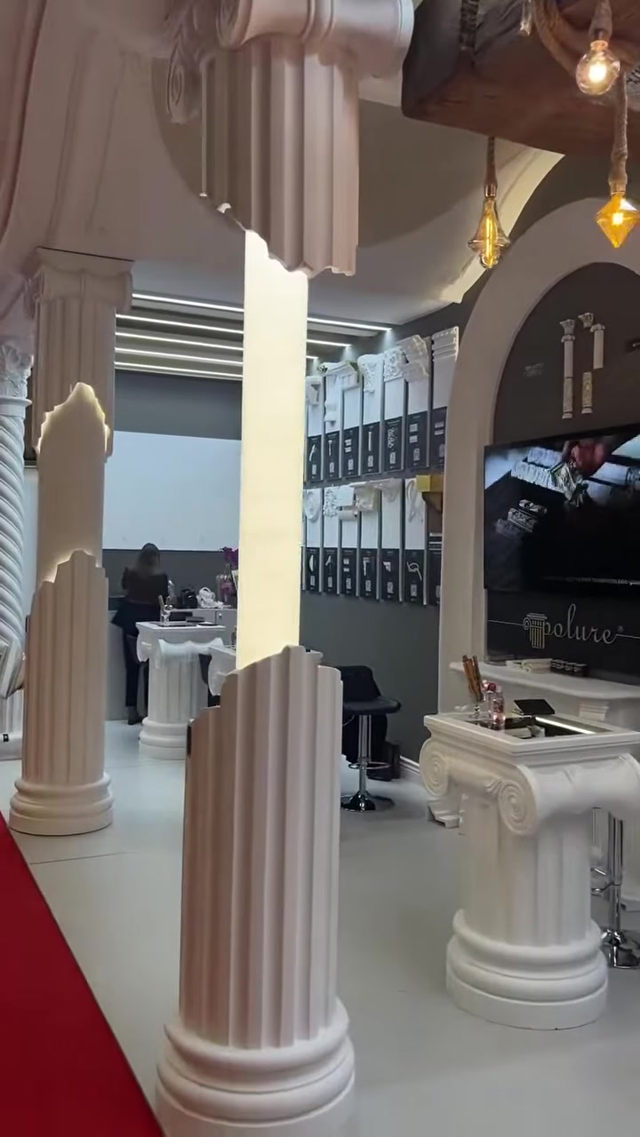 Kemerli stand girişi, dekoratif sütunlar ve sergilenen profil örnekleriyle tamamlanıyor