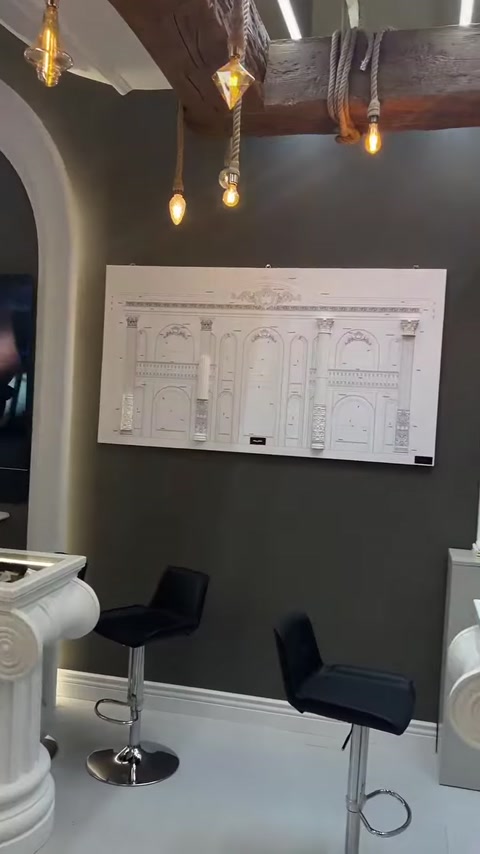 Duvar kemeri altında sütun ve söve tasarımlarını gösteren pano bulunuyor