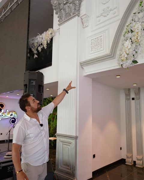 Sahne kenarında kabartmalı pilaster, sütun başlığı ve duvar paneli